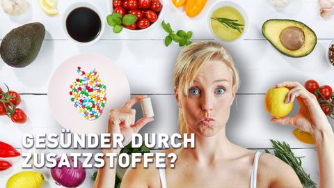 Frau hält Vitaminpillen und Zitrone in der Hand