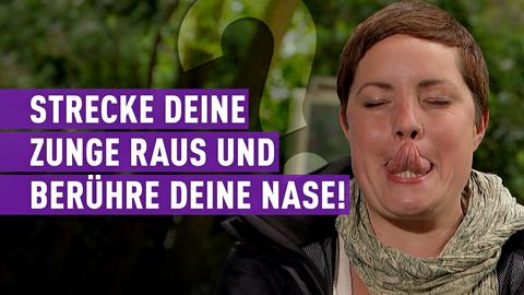 strassen star-Kandidatin mit Schriftzug: Strecke deine Zunge raus und berühre deine Nase