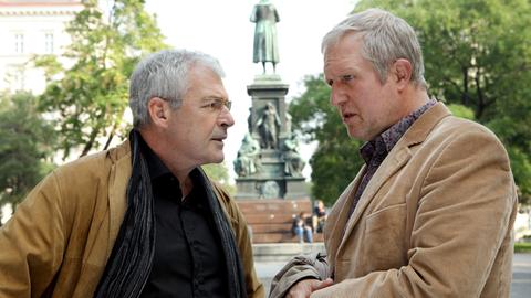 Ein ehemaliger Studienkollege Pauls, Professor Haller (Oliver Karbus, l.), hat Ärger an seinem Arbeitsplatz und ersucht Paul (Harald Krassnitzer, r.) um Rat und Hilfe.