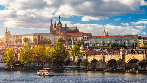 Blick auf die Stadt Prag vom Fluss Moldau aus. 