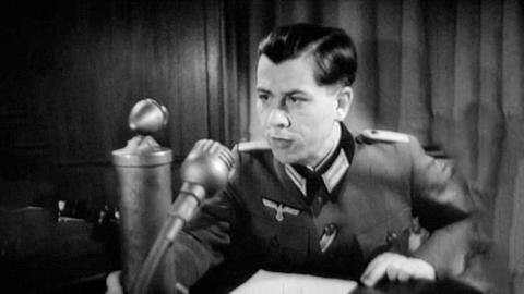 Nazi verbreitet Propaganda via Radio. 