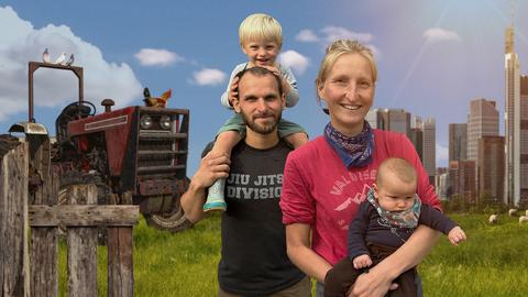 Die angehenden Bio-Landwirte Chemiker Stefan und Ärztin Ulla mit ihren Kindern auf einer Wiese vor einem Traktor. 