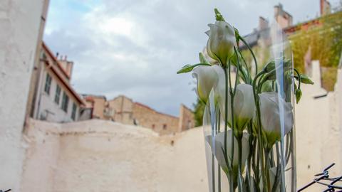 Blumen am Unglücksort erinnern an den tragischen Hauseinsturz am 5.11.2018 in Marseille. 