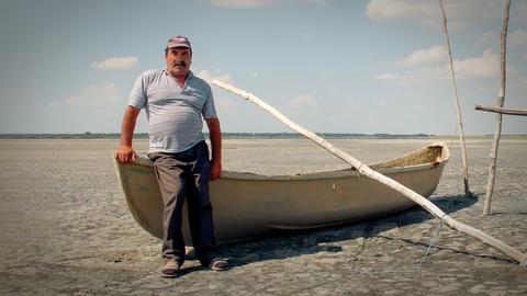 Fischer Valerika Marin mit Boot auf dem ausgetrockneten Amara-See in Rumänien. 