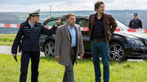 Die Kommissare Lannert (Richy Müller) und Bootz (Felix Klare) erreichen den Tatort und informieren sich bei Polizistin (Julischka Eichel).