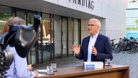 Tarek Al-Wazir im hr-Sommerinterview 2023 vor dem Hessischen Landtag.