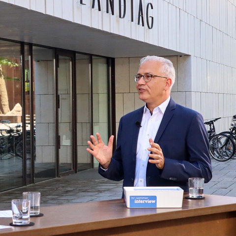 Tarek Al-Wazir im hr-Sommerinterview 2023 vor dem Hessischen Landtag.