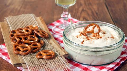 Spundekäs mit Brezeln und Riesling