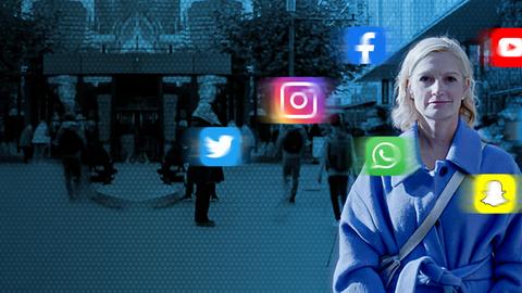 Frau steht einsam in der Innenstadt. Fremde Menschen eilen an ihr vorbei. Um sie herum schweben verschiedene Social Media Icons. (Collage)