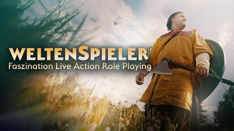 Ein Mann in Verkleidung mit Beil und Schild in einem Feld. Logo: Weltenspieler / Text: Faszination Live Action Role Playing