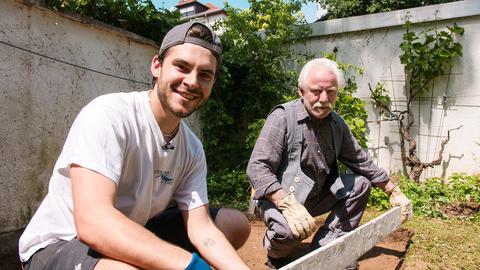 Sänger Ben Dietrich möchte für den neuen Gasgrill eine Mini-Terrasse im Garten bauen.