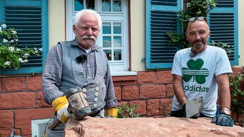 Die Mauer auf Paddy Geaneys Grundstück im nordhessischen Rosenthal ist ein echter Schandfleck: Risse, herausgebröckelte Steine und lose Platten. Diese Mauer muss weg!