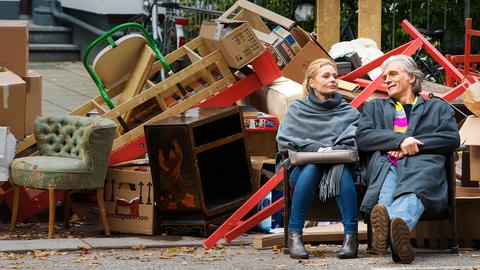 Die Winters vor einem Sperrmüllhaufen