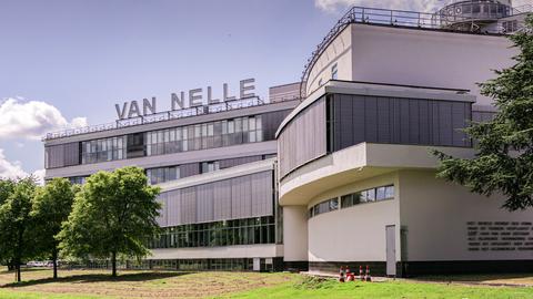 Die Van Nelle Fabrik in Rotterdam mit einem Stück Rasen davor. 