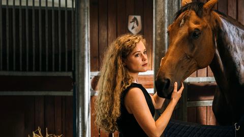 Rike (Klara Deutschmann) mit ihrem Pferd.