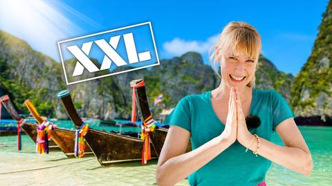 Reporterin Nina Heins lächelnd am Strand, im Hintergrund sind Boote zu sehen (Collage).