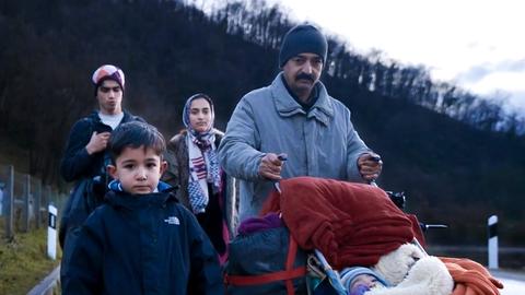 Flüchtlinge aus Bosnien machen sich auf den Weg in eine bessere Zukunft