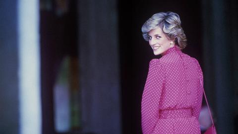 Prinzessin Diana lächelt in die Kamera