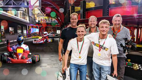 Tobi Kämmerer mit Teilnehmern beim Elektro-Kart