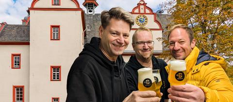 Zwei Bierbrauer mit Moderator Tobi Kämmerer (re.) in Pfungstadt. 