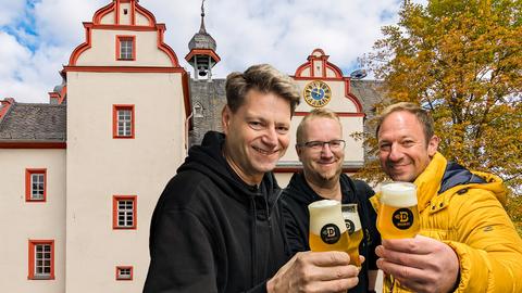 Zwei Bierbrauer mit Moderator Tobi Kämmerer (re.) in Pfungstadt. 