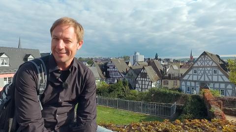 Tobias Kämmerer vor der Limburger Altstadt.