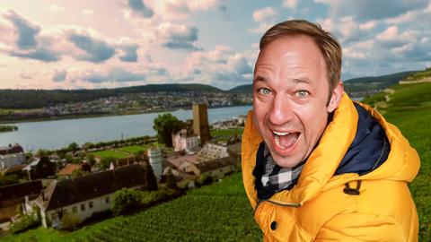 Tobi Kämmerer lacht in die Kamera. Im Hintergrund: Rüdesheim.