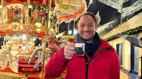 Tobi Kämmerer mit einer Tasse auf dem Weihnachtsmarkt in Wiesbaden.