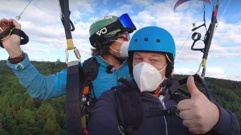 Tobi Kämmerer mit FFP2-Maske bei einem Tandem-Paragleitflug
