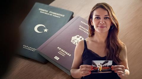 Hülys Deyneli im Vordergrund, ein deutscher und ein türkischer Reisepass im Hintergrund.