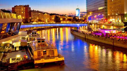 Blick auf das abendliche Wien und die Donau
