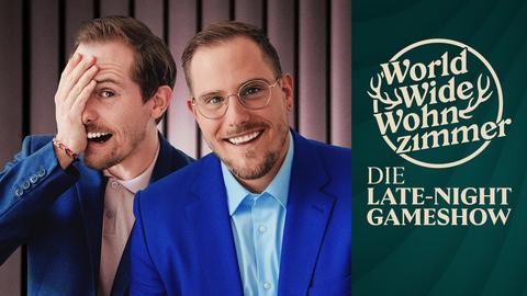 Die Wolter-Zwillinge Dennis und Benjamin lachen in die Kamera. Dennis hält sich mit einer Hand ein Auge zu. Logo: World Wide Wohnzimmer / Text: Die Late-Nicht-Gameshow