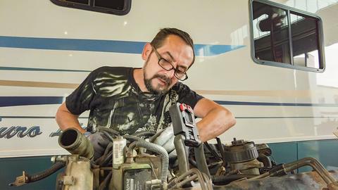 Witek repariert einen geplatzten US-Wohnmobil-Motor 