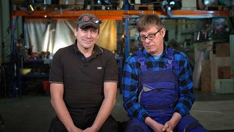 Micha und Lesz (v.li.) sitzen in ihrer Werkstatt.