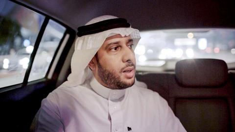 Abdulaziz Al Dhahri beim klandestinen Interview im Auto.