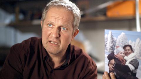 Paul Kemp (Harald Krassnitzer) weiß jetzt, dass seine Frau Ella etwas mit dem Nachbarn Christian hat. Dass sie Ski fahren kann, ist ihm dagegen neu.