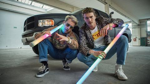 Das Influencer-Duo „T’n‘T“ aus Toto (Gustav Schmidt, re) und Tom (Bjarne Meisel).