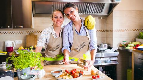 Annalina Behrens (rechts) aus der Mecklenburgischen Schweiz kocht mit ihrer Schwester Leonie Behrens (links) für die Heimatküche.