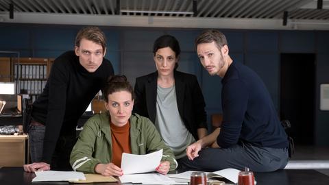Ein entschlossenes Team: v.l. Hauptkommissar Adam Schürk (Daniel Sträßer), Hauptkommissarin Pia Heinrich (Ines Marie Westernströer), Hauptkommissarin Esther Baumann (Brigitte Urhausen) und Hauptkommissar Leo Hölzer (Vladimir Burlakov)