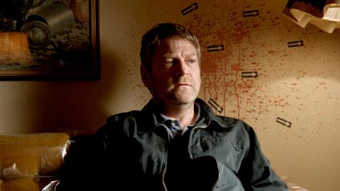 Wallander (Kenneth Branagh) befindet sich in der Wohnung seines toten Kollegen und versucht herauszufinden, wie dieser ermordet wurde.