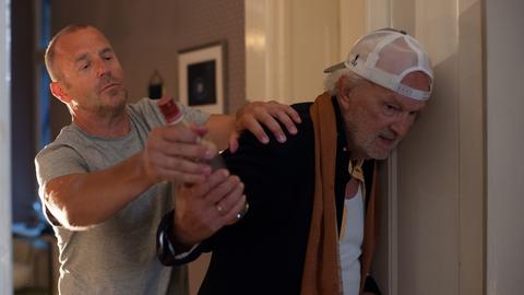 Leonard (Heino Ferch, li.) nimmt seinem Vater (Michael Gwisdek) die Flasche weg.