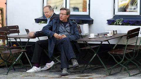 Piet (Jan Fedder) und sein Hallodri-Bruder Hannes (Axel Milberg) vor einem Café.