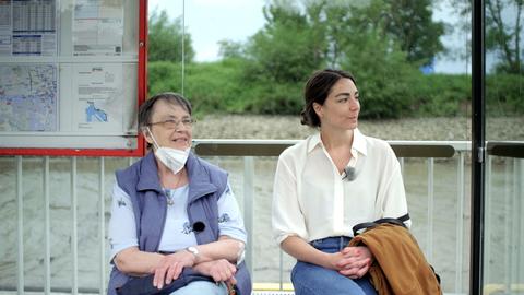 45 Min-Autorin Simona Dürnberg trifft eine Dame an einer Bushaltestelle, um mit ihr über die Rente zu sprechen.