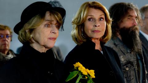 Nach Werners Tod steht Almuth (Senta Berger) ihrer Freundin Rita (Cornelia Froboess) zur Seite.