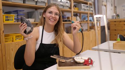 Elli Kallis geht einem Handwerk nach, das die Menschheit nachweislich schon seit 40.000 Jahren beschäftigt: Sie ist Elfenbeinschnitzerin.