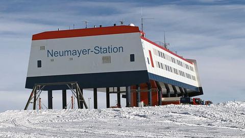 Eine Forscher-Station im Schnee.