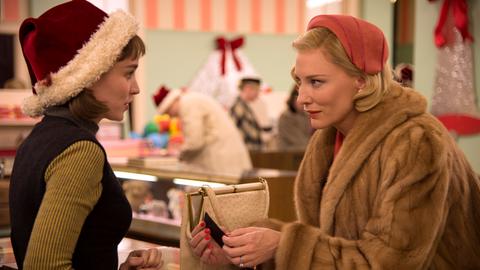 Liebe auf den ersten Blick: Die elegante Carol (Cate Blanchett) lernt die Verkäuferin Therese (Rooney Mara) kennen.