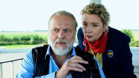 Hauke (Jan-Gregor Kremp) mit seiner Mitarbeiterin Matilda (Susanne Schäfer).