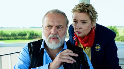  Hauke (Jan-Gregor Kremp) mit seiner Mitarbeiterin Matilda (Susanne Schäfer).
