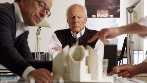 Der 94-jährige Pritzker-Preisträger, Gottfried Böhm (Mi.), arbeitet noch täglich zusammen mit seinen Söhnen an Bauprojekten. 